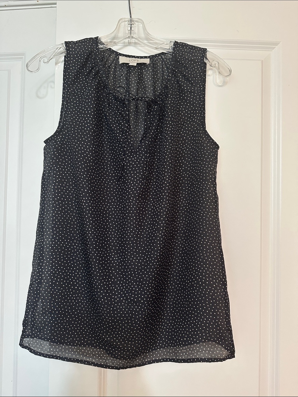 Sz XS Loft Navy sleeveless blouse features a sheer fabric with tan polka dots.